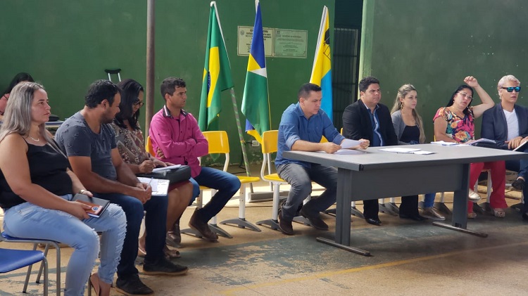 COMUNIDADE: Joelna Holder visita distrito de união bandeirantes e participa de reunião