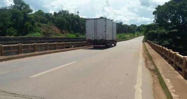 DESESPERO: Mulher ameaça se jogar de ponte na BR-364 e entra na frente de caminhão