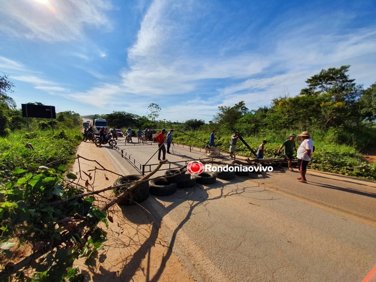 TRANSPORTE ESCOLAR:  Prefeitura não cumpre promessa e moradores voltam a fechar a BR-319