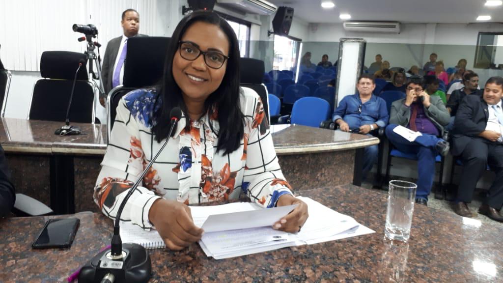 PROMULGADA: Lei com autoria de Joelna Holder determina sinalização de obras paralisadas