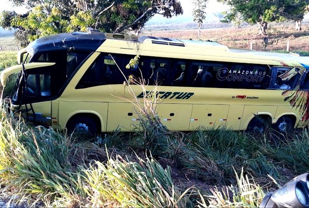 GRAVE: Ônibus da Eucatur com 30 passageiros capota na BR-364 e deixa vários feridos