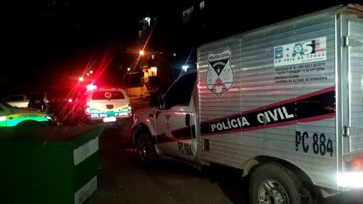 QUATRO TIROS: Dupla encapuzada invade  residência e mata homem na frente da esposa