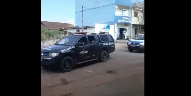 CONFLITO:  Comboio da PM se desloca ao local de ataque ao caminhão do Ibama