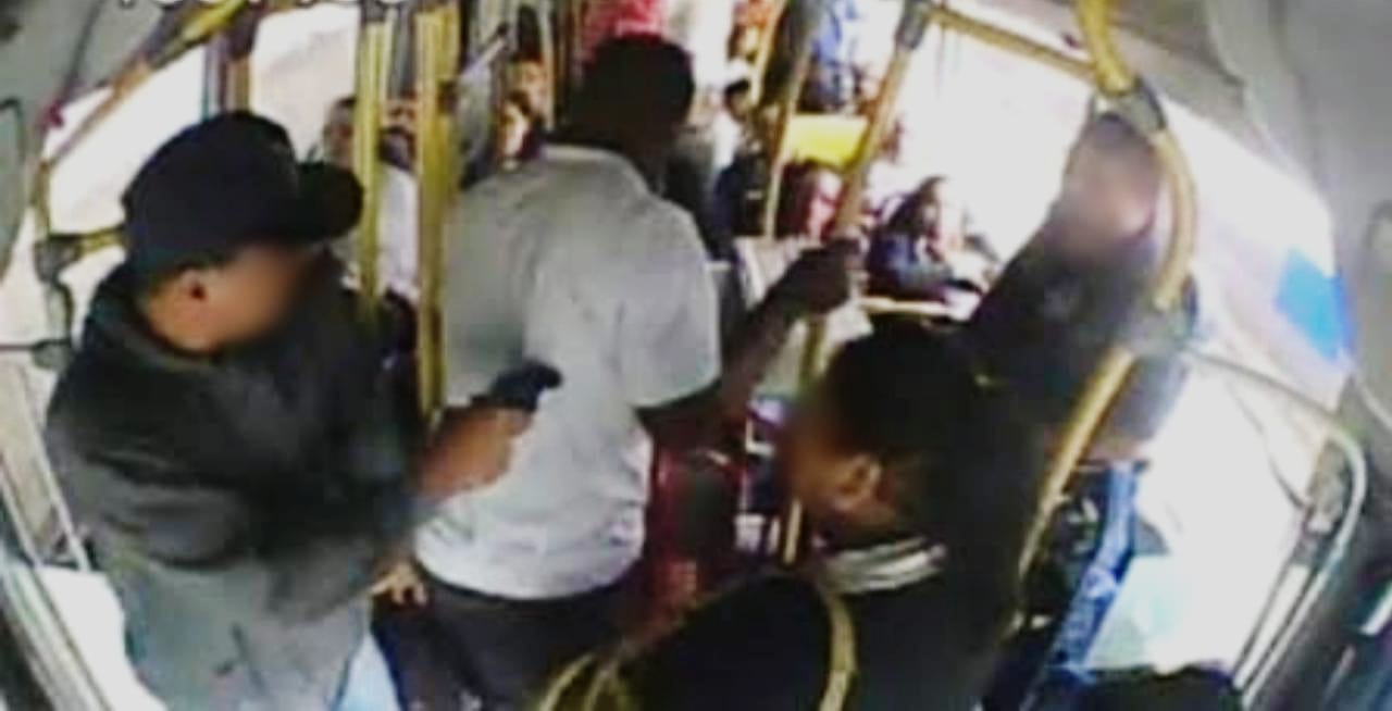 ARRASTÃO NA BR: Criminosos com armas de fogo e facão roubam 10 pessoas em ônibus