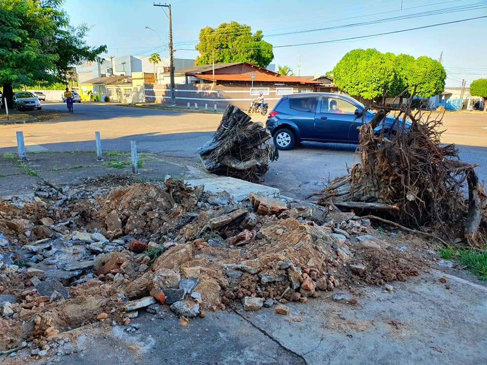 RUIM DE SERVIÇO: Prefeitura arranca árvore e deixa buraco no meio da calçada por três meses