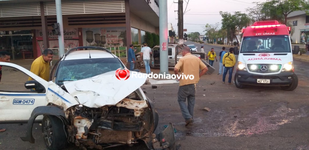 NO SEMÁFORO: Motoristas ficam lesionados após colisão entre táxi e caminhonete; veja vídeo