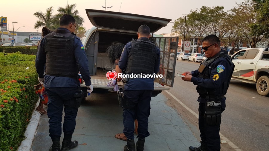 ESFAQUEADAS: Mulheres se confrontam a golpes de faca na frente da rodoviária