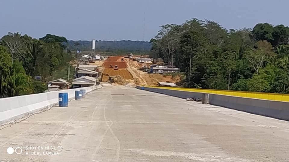 PONTE DO MADEIRA: Operários trabalham na conclusão de cabeceiras e balsa está com dias contados