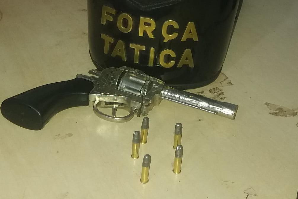 ABORDAGEM: Força Tática prende jovem armado em frente de bar na zona Leste