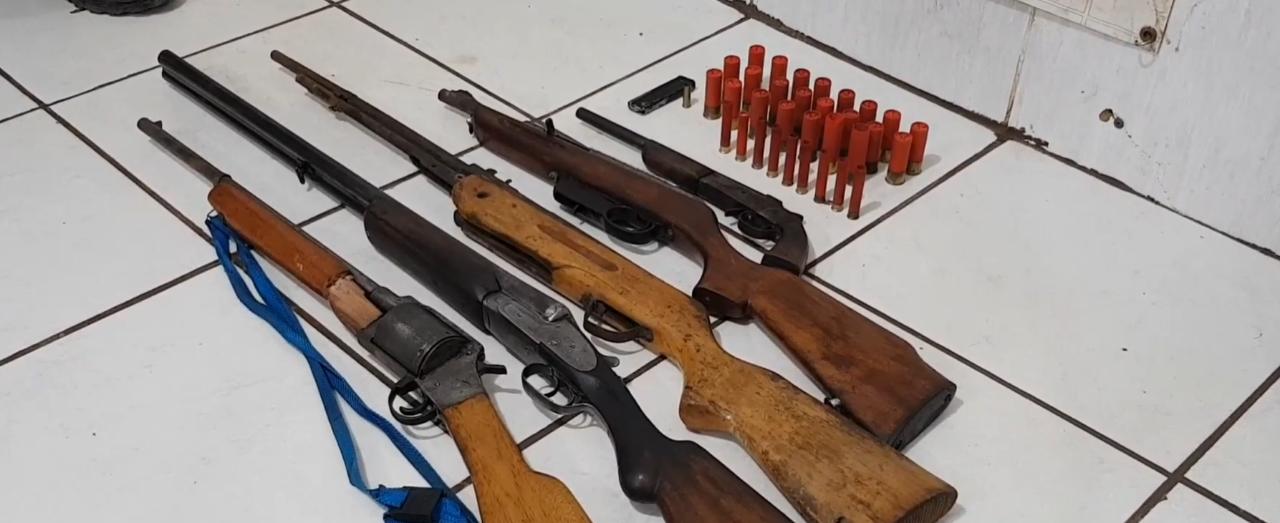 NA BR-319: Homem é preso com arsenal de armas após PM receber denúncia