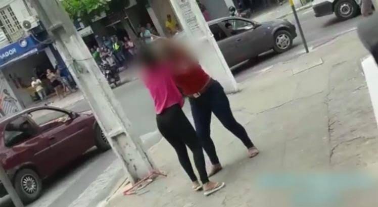 ESCÂNDALO: Adolescente grávida e tia se agridem com tapas e socos em condomínio