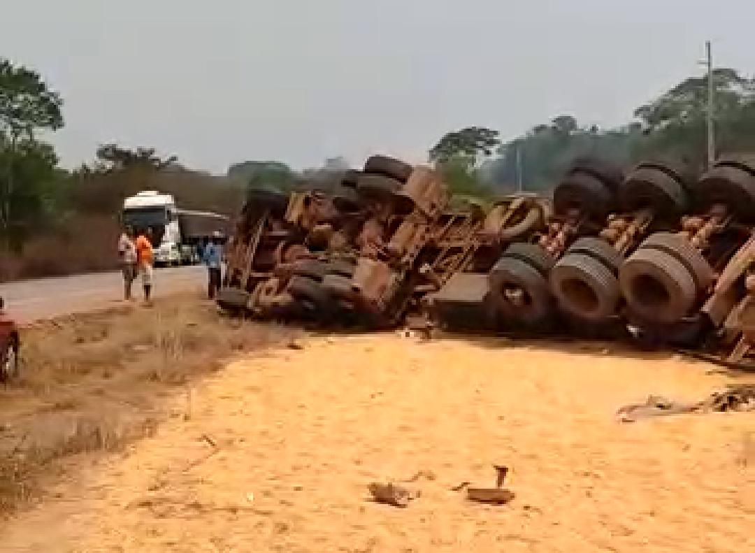 SAIU DA PISTA: Caminhoneiro fica ferido após tombamento de carreta na BR-364