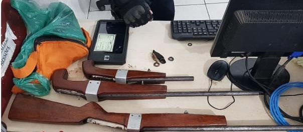 VIZINHOS DENUNCIARAM: Homem é preso com três armas após efetuar disparos em residência