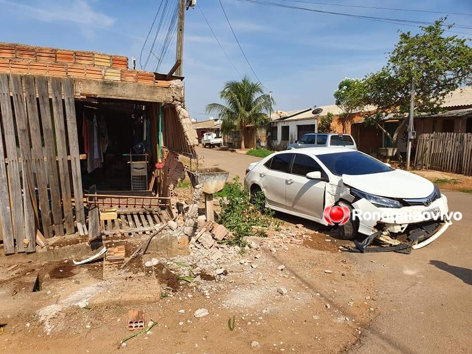 SEM SINALIZAÇÃO: Corolla derruba muro de residência após acidente em cruzamento