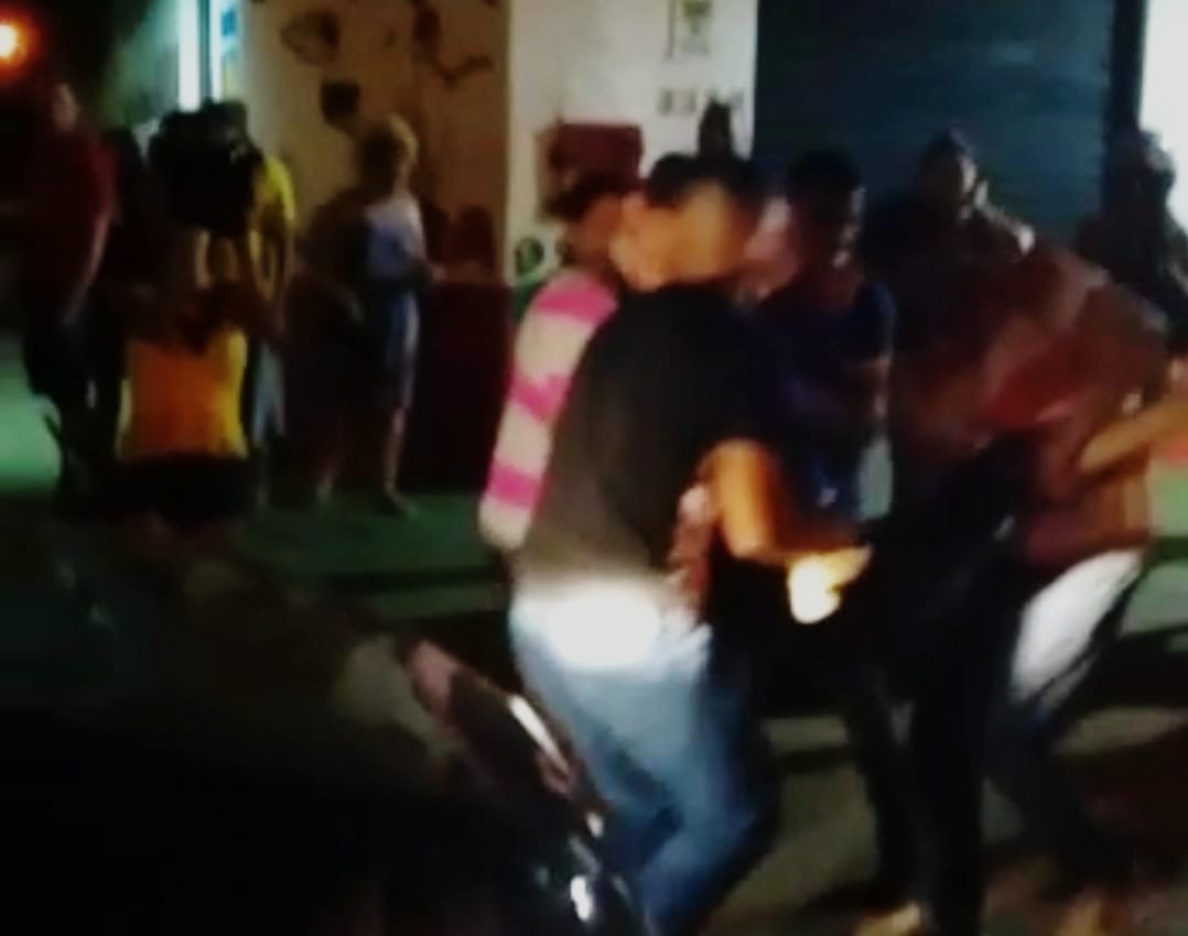 VÍDEO: Homem é esfaqueado após agredir ex-mulher que ia para o trabalho