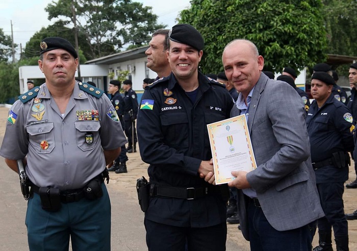 HOMENAGEM: Ezequiel Neiva recebe certificado de amigo do Terceiro Batalhão