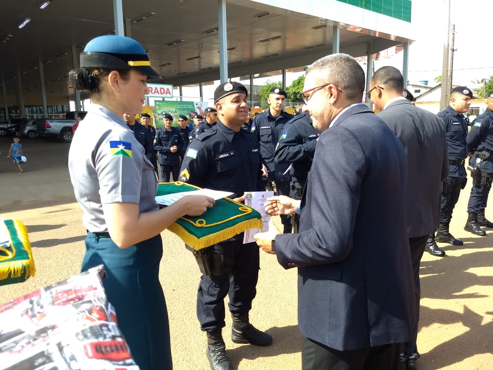 RECONHECIMENTO: Polícia Militar presta homenagem ao deputado Alex Silva