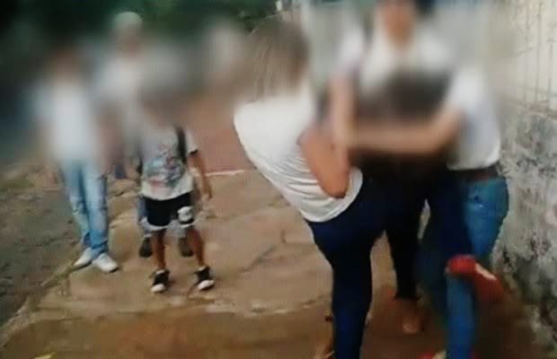 DESAVENÇA: Alunas brigam dentro de escola e são conduzidas para a Central de Polícia