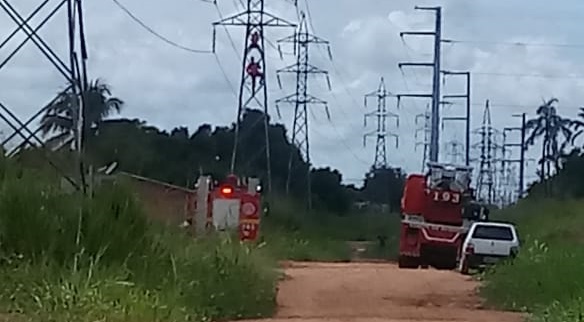 URGENTE: Jovem ameaça se jogar de torre de alta tensão na zona Leste