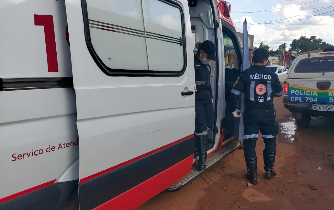 DORMINDO: Homem é agredido a pauladas pelo irmão em vila de apartamentos