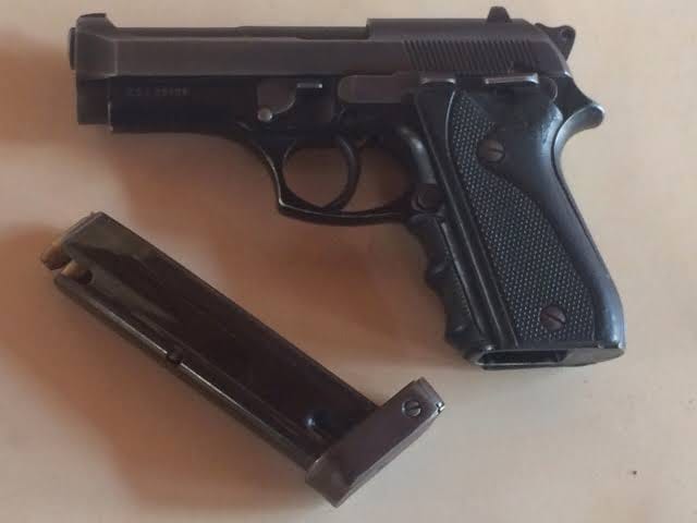 FLAGRANTE: PM prende dois armados com pistola em conveniência na capital