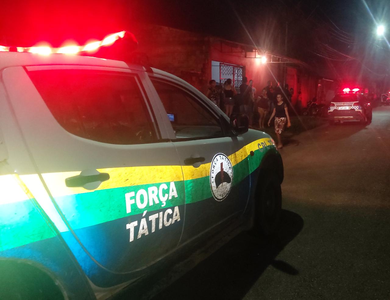 NO FLAGRA: Traficante tenta se esconder em árvore ao ver equipe da PM, mas acaba preso