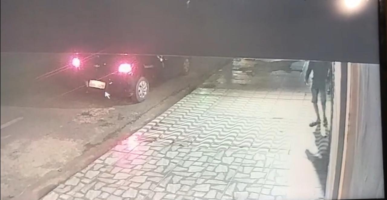 VÍDEO: Criminosos do Onix preto invadem loja e furtam vários abadás de blocos da capital