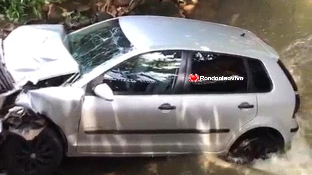 PERIGO - VÍDEO: Caminhão desgovernado atinge e joga automóvel dentro de córrego