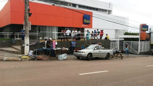 ARROMBAMENTO: Bandidos tentam invadir agência bancária na região Central