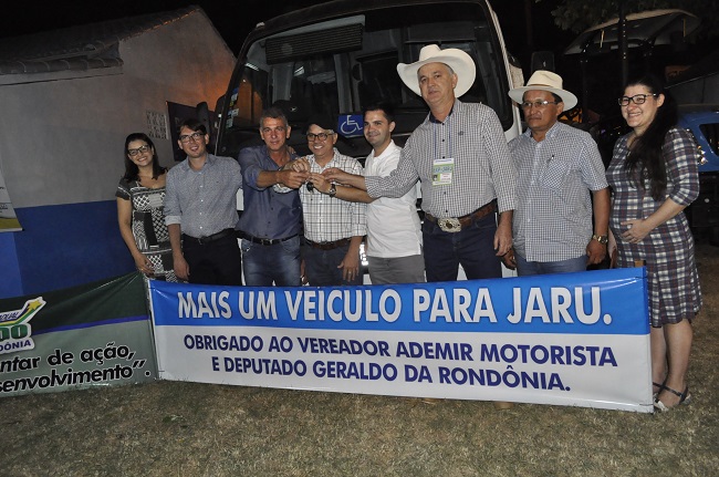 MELHORIAS: Deputado Geraldo da Rondônia entrega micro-ônibus em Jaru