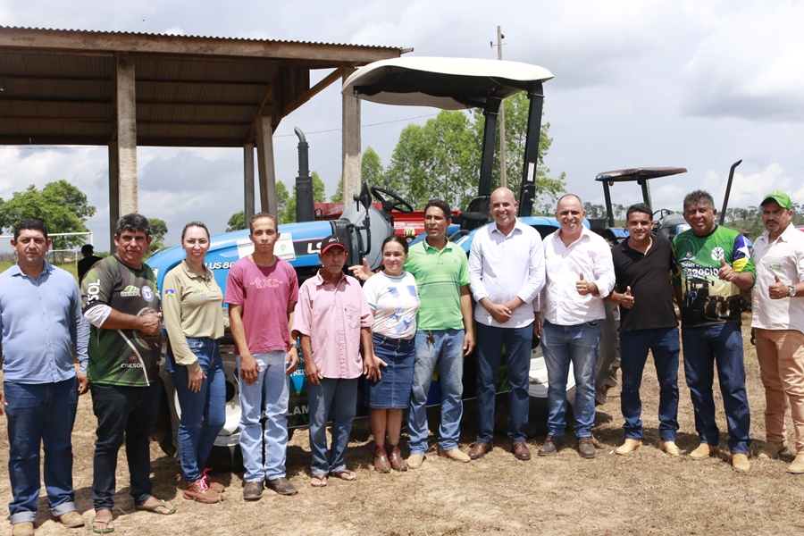 ALVORADA DO OESTE: Ismael Crispin fomenta desenvolvimento agrícola com entrega de trator 