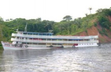 Barco que realiza rota Porto Velho/Manaus encalha no rio Madeira