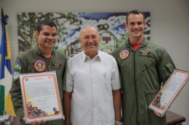 Pilotos recebem homenagem pelo parto realizado a 7 mil pés 