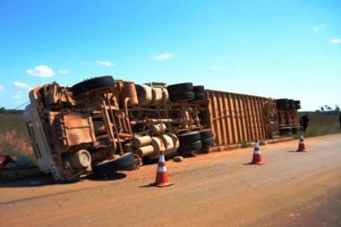 VILHENA - Carreta com 111 bezerros tomba na rotatória da BR-174