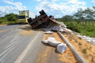 Carreta com milho tomba e interdita BR-364