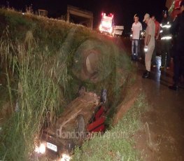 EMBRIAGADOS: Dois homens ficam ilesos após carro tombar em vala