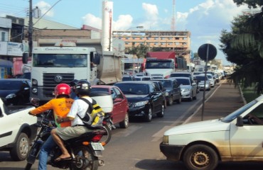 Acidente entre moto e caminhonete do município deixa trânsito confuso na Jorge Teixeira - Fotos