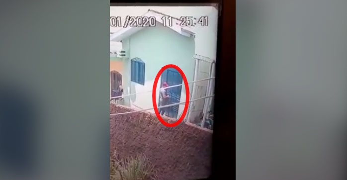 VÍDEO: Ladrões são flagrados furtando casa enquanto dona sai para matricular a filha