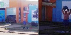 BAIRRO NOVO - Morador de condomínio protesta falta de água tomando banho em frente ao stand de venda - FOTOS