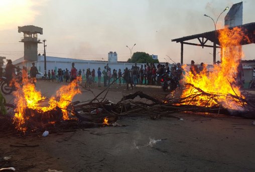 Familiares de apenados ateiam fogo em frente ao presídio Urso Branco