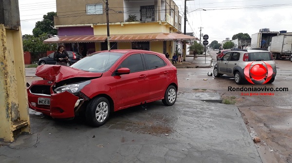 IMPRUDÊNCIA: Após colisão entre automóveis, Ford Ka atinge poste e deixa mulher ferida