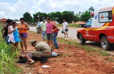 Mulher cai de bicicleta com criança na garupa e atendimento móvel demora mais de 45 minutos para prestar socorro – Confira fotos