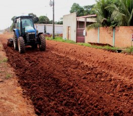 DER trabalha na pavimentação da Rua Plácido de Castro na capital