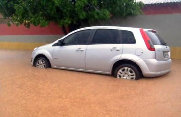 Avenida Mamoré se transforma em “rio” durante chuva na manhã desta quarta-feira em Porto Velho - Fotos e Vídeo 