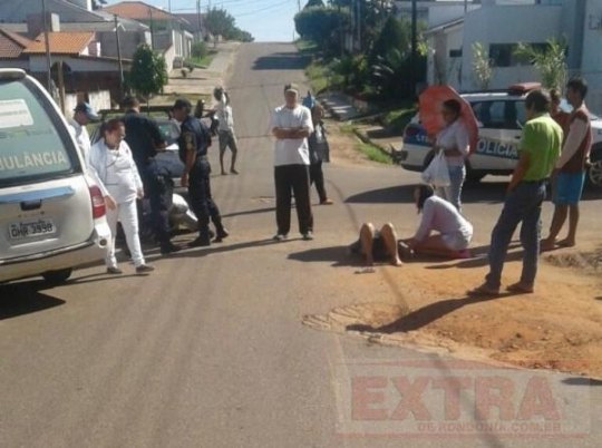 Carro avança preferencial e atinge motocicleta 