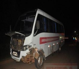 Ônibus com universitários se envolve em acidente