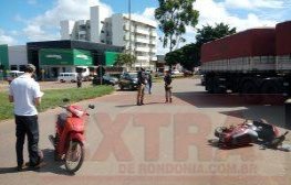 Motonetas se chocam em rotatória da BR-364