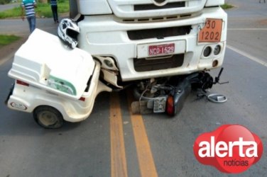 Acidente entre moto e carreta deixa um ferido