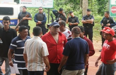 Documentos apócrifos tomam conta do canteiro da Usina de Santo Antônio e sindicato acalma ânimos de operários - FOTOS