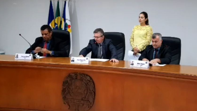 DURANTE RECESSO: Aumento de salários de prefeito, vice-prefeito, secretários e vereadores é aprovado